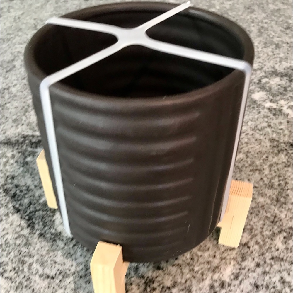 New black ceramic planter